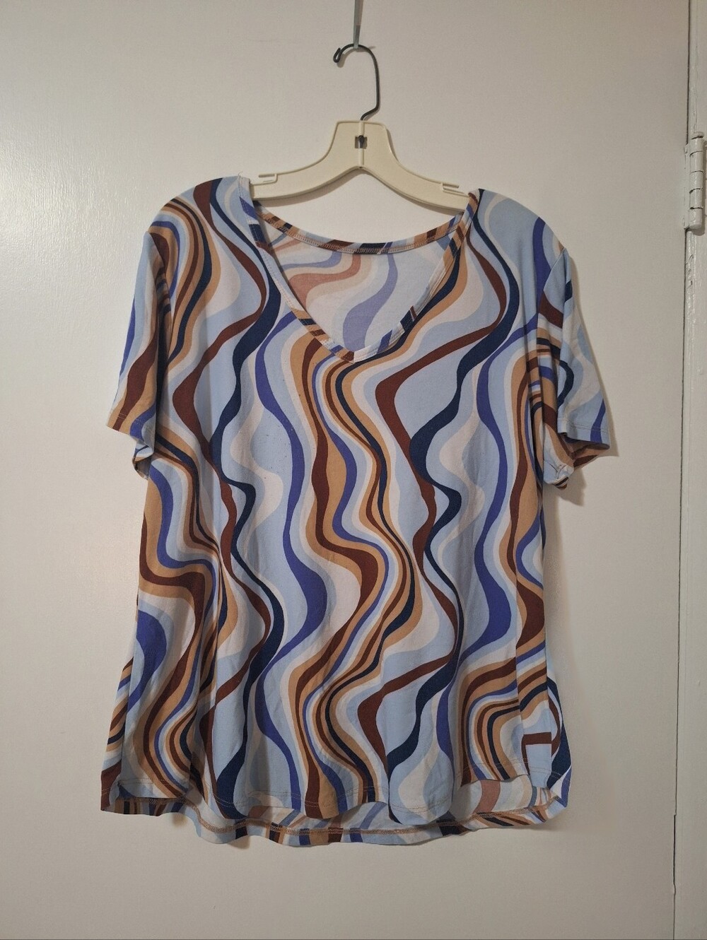 Wavy Stripes Pattern Short Sleeve V-Neck Tee